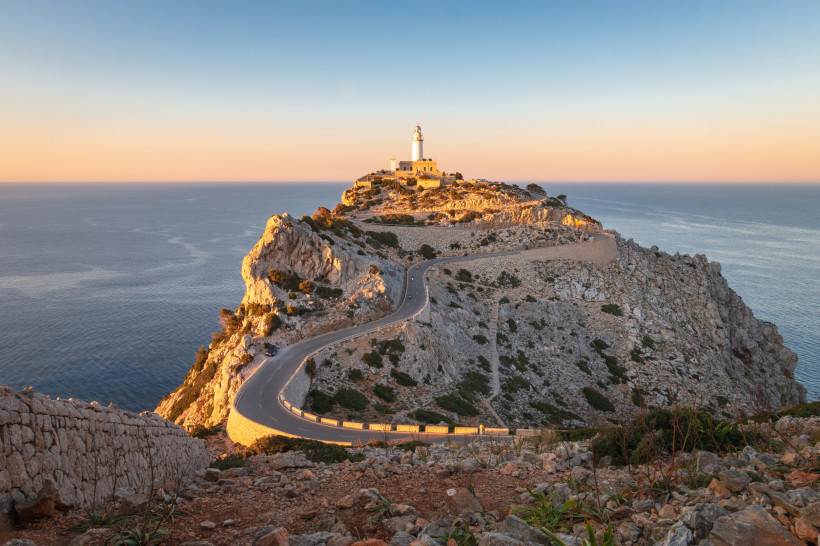 Cap de Formentor, Mallorca Leuchtturm am Cap de Formentor auf Mallorca bei Sonnenuntergang mit gewundener Straße und Meerblick