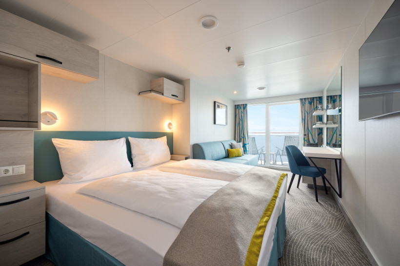 Balkonkabine auf Mein Schiff 7 mit Doppelbett, Sofa, Schreibtisch und Balkonzugang