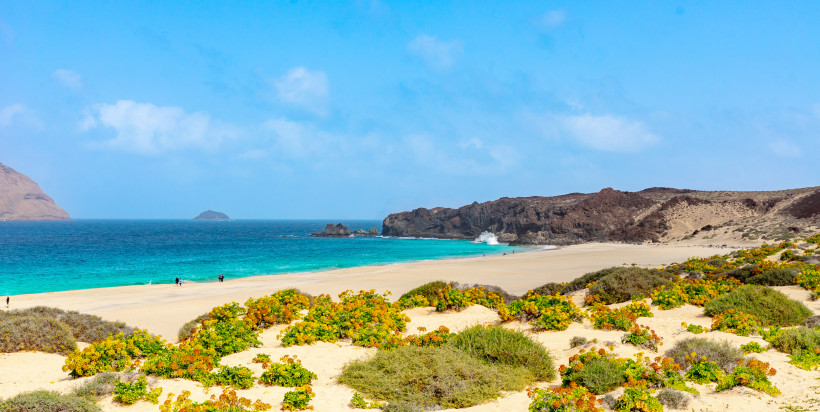 La Graciosa – Naturbelassener Strand und türkisblaues Meer im Norden von Lanzarote Weißer Sandstrand mit Dünen und türkisblauem Wasser auf La Graciosa, der kleinen Nachbarinsel im Norden von Lanzarote