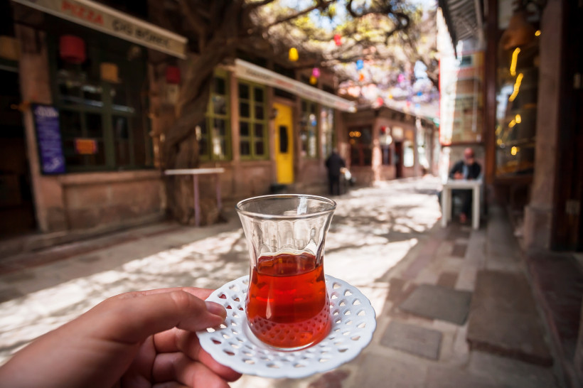 Kadriye Zentrum – Traditionellen türkischen Tee in den gemütlichen Gassen genießen Glas türkischer Tee in den charmanten Gassen von Kadriye, ein beliebter Treffpunkt im Zentrum des Urlaubsortes