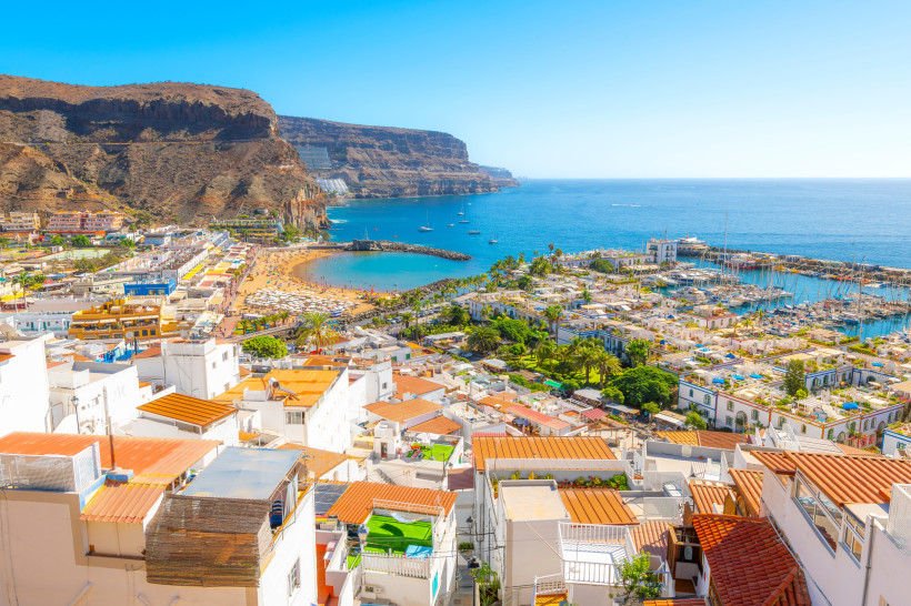Blick über Las Palmas de Gran Canaria mit Strand, Hafen und Atlantikküste vor Felsklippen