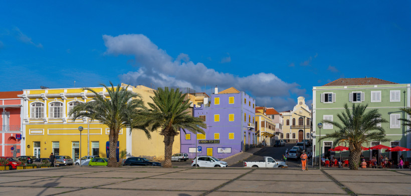 Kapverden - Mindelo Bunte Kolonialhäuser und Palmen am Platz von Mindelo, São Vicente – farbenfrohe Architektur auf den Kapverden
