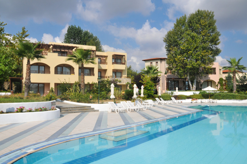 Moderne Hotelanlage mit Pool und Palmen in Analipsi auf Kreta