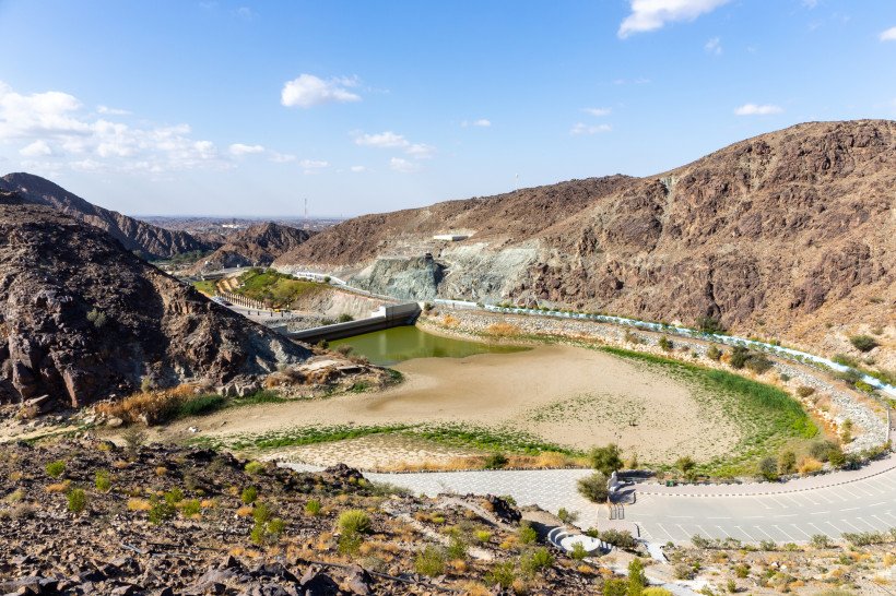Shawka Dam im Wadi Shawka Ras Al Khaimah mit Wasserreservoir, Talblick und umliegenden Bergen.