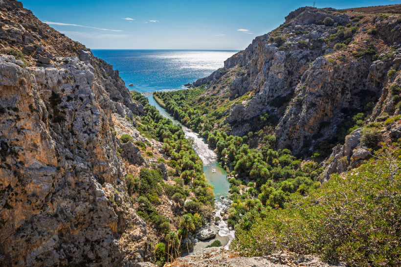 Preveli Beach, Plakias, Kreta  Schlucht in Kreta mit Blick auf den Palmenstrand von Preveli