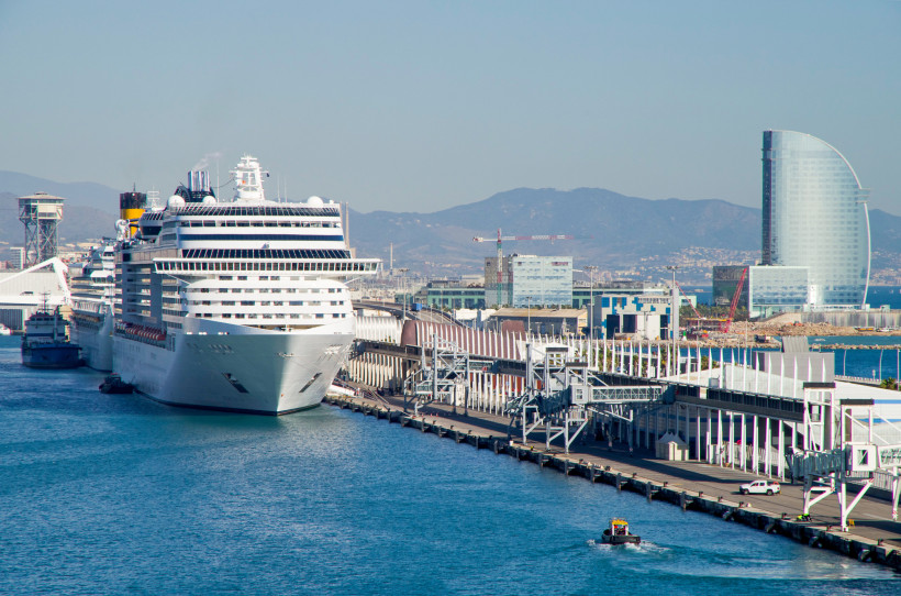 Kreuzfahrtschiff am Kreuzfahrthafen Barcelona mit Terminalgebäude und Hafenanlagen