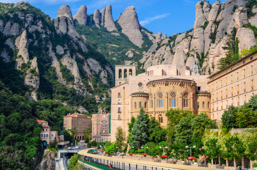 Kloster Montserrat vor markanten Felsformationen im Montserrat-Gebirge bei Barcelona