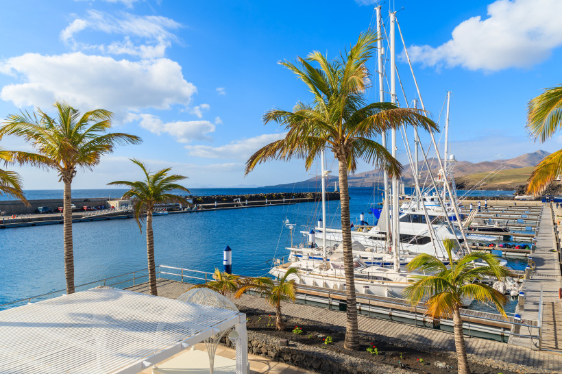 Exklusiver Yachthafen Puerto Calero auf Lanzarote mit Palmen, Segelyachten und Blick auf den Atlantik