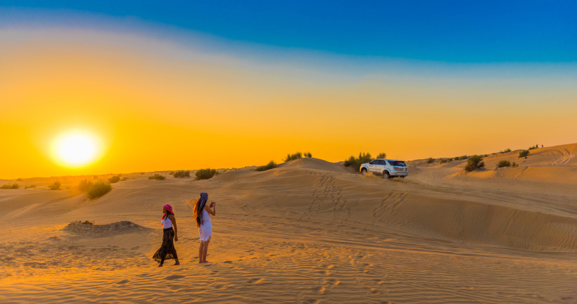 Dubai, UAE, Winter Jeepsafari bei Sonnenuntergang über Sanddünen