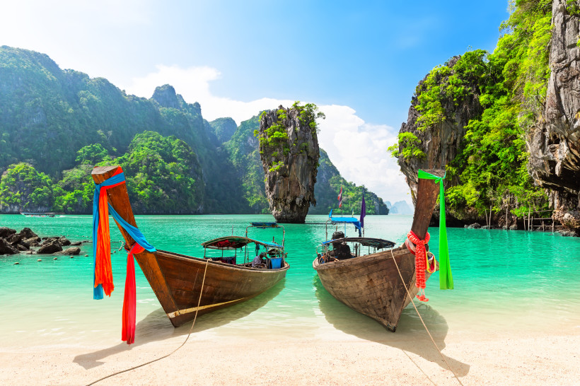 James Bond Island Thailand – Longtail-Boote in der Phang-Nga-Bucht Longtail-Boote am Strand mit Blick auf die berühmte James Bond Island in der Phang-Nga-Bucht in Thailand.
