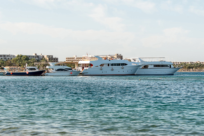 Bootsausflug in Hurghada – Erleben Sie die Küste Ägyptens vom Wasser aus Moderne Yachten und Ausflugsboote im Hafen von Hurghada am Roten Meer