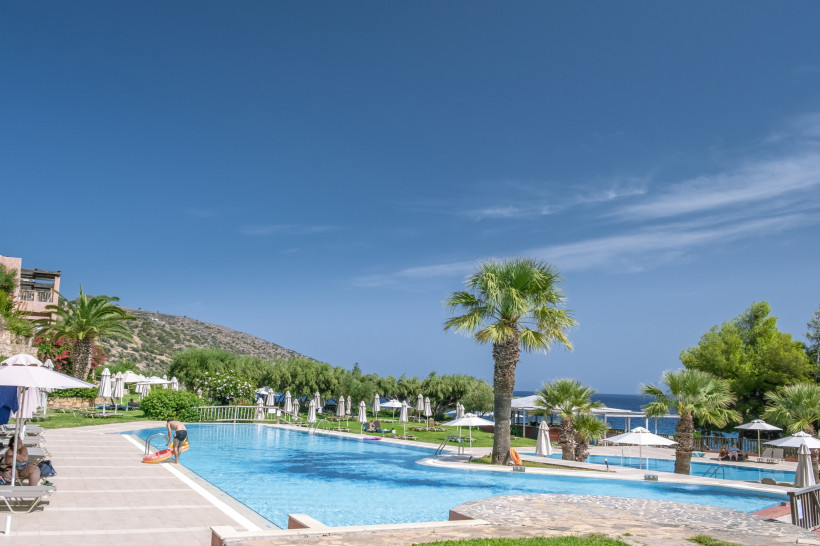 Hotelanlage mit Pool und Meerblick in Analipsi auf Kreta