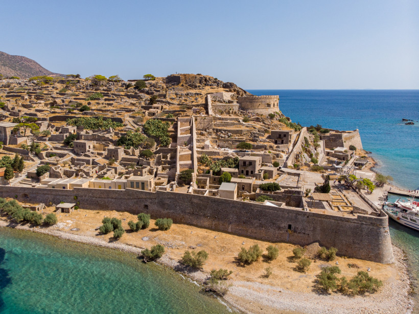 Ruinen und Festungsanlage auf der Insel Spinalonga an der Küste Kretas