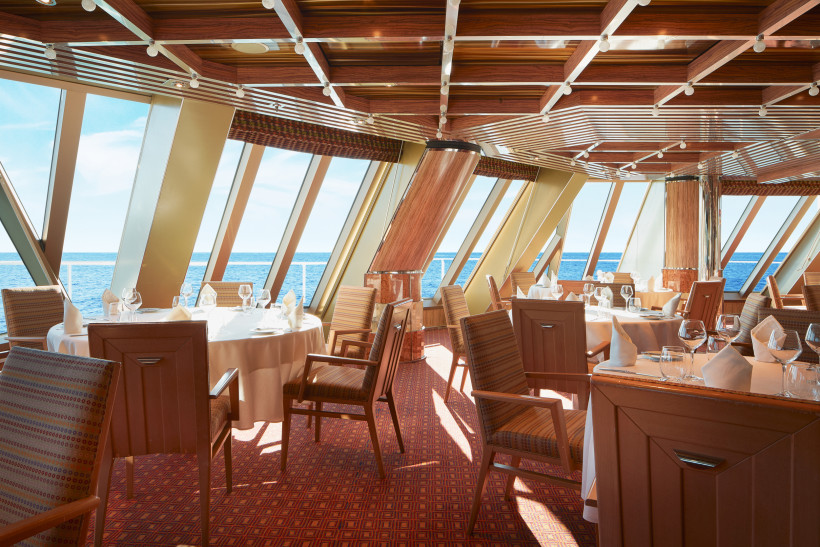 Costa Fascinosa – Restaurant Il Gattopardo mit Panoramablick Innenbereich des Restaurants Il Gattopardo auf der Costa Fascinosa mit gedeckten Tischen und Panoramafenstern zum Meer