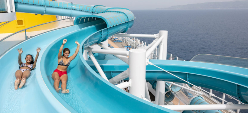 Aquapark der Costa Toscana mit großer blauer Wasserrutsche an Deck Wasserrutsche im Aquapark auf der Costa Toscana mit Blick auf das Meer