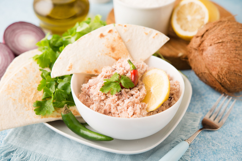 Malediven Traditionelles maledivisches Frühstück mit Thunfisch, Kokosnuss, Zwiebeln und Chili mit Chapati-Tortillas.