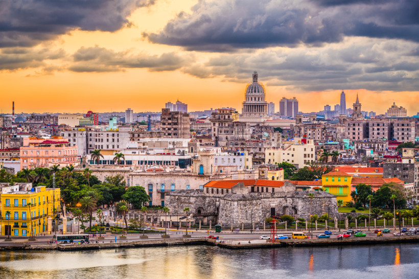 Panorama von Havanna Kuba mit Capitolio und Altstadt bei Sonnenuntergang mit Wolken am Himmel