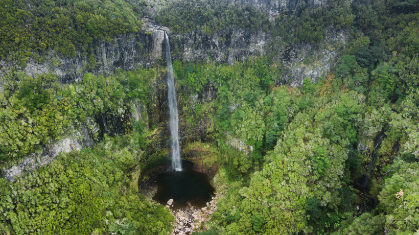 Der Risco-Wasserfall im Rabaçal-Tal auf Madeira fällt spektakulär inmitten dichter Lorbeerwälder in die Tiefe