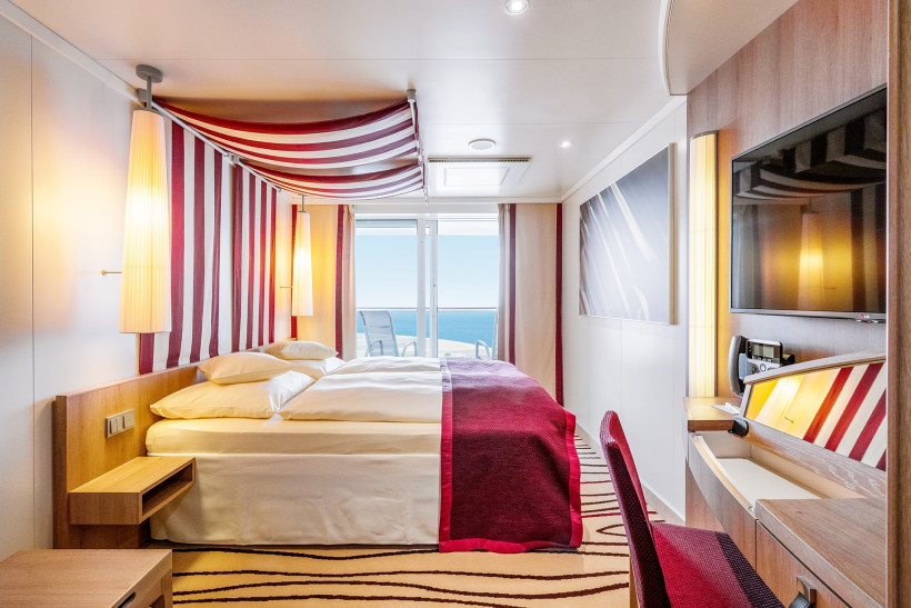 Verandakabine auf der AIDAprima mit Doppelbett und Balkonblick auf das Meer