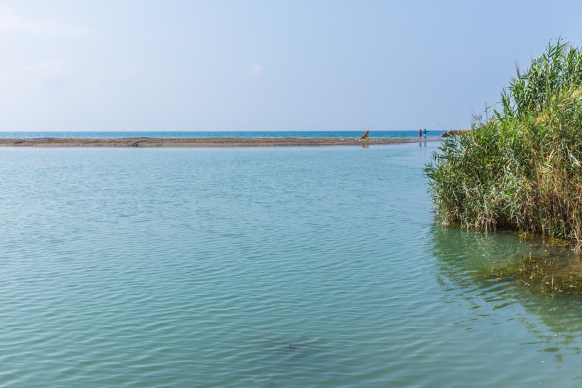 Bogazkent Natur Naturnahe Flussmündung in Bogazkent mit ruhiger Dünenlandschaft und Blick auf das Mittelmeer – ideal für Naturfreunde und Vogelbeobachter.