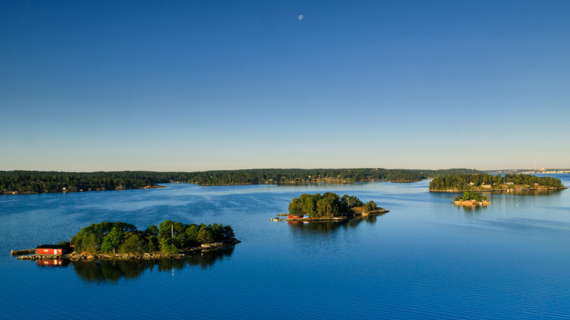 Blick über die Stockholmer Schären mit bewaldeten Inseln im ruhigen Meer