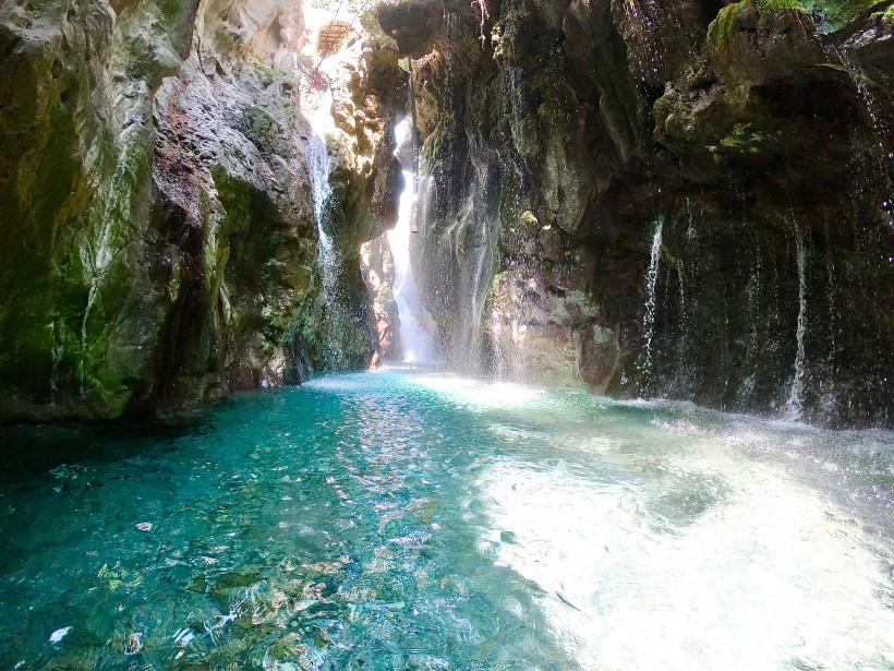 Felsenschlucht der Kourtaliotiko Gorge mit türkisfarbenem Wasserbecken und kleinen Wasserfällen