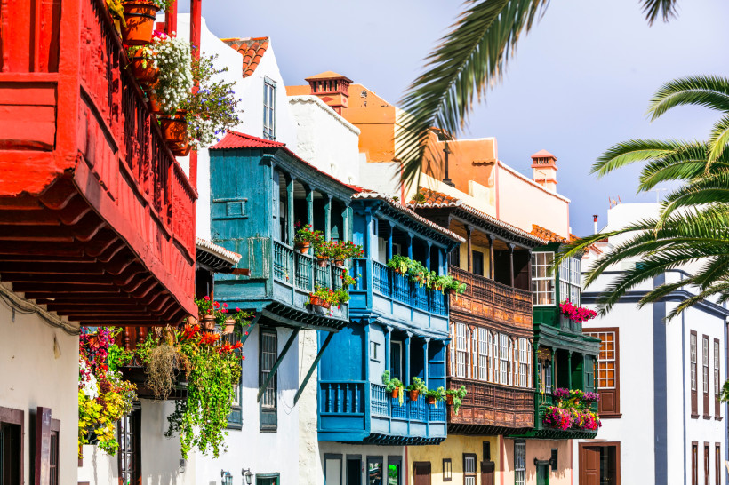 Traditionelle Holzbalkone und farbige Fassaden in Santa Cruz de La Palma Bunte Häuserfassaden mit traditionellen Holzbalkonen und Blumen in Santa Cruz de La Palma
