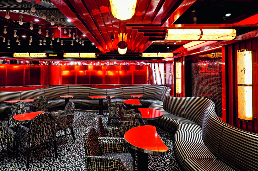 Costa Fascinosa – Blue Velvet Piano Bar, Innenbereich Innenansicht der Blue Velvet Piano Bar auf der Costa Fascinosa mit rot beleuchteter Decke, Sitzbänken und kleinen Tischen