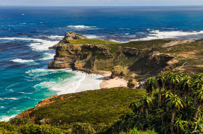 Küstenlandschaft am Kap der Guten Hoffnung mit Felsklippen, Brandung und kleinem Strand