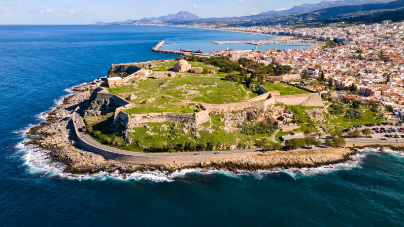 Luftaufnahme der Fortezza von Rethymno auf einer Halbinsel mit Festungsmauern am Meer und Blick auf die Stadt