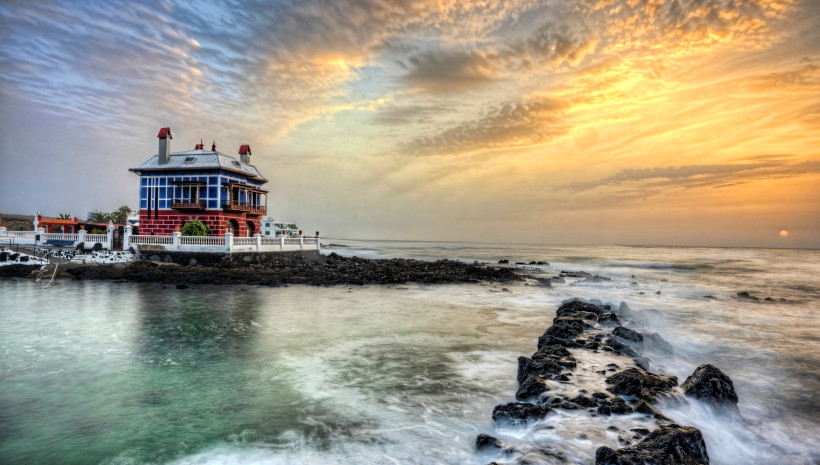 Arrieta auf Lanzarote – Küstenhaus und Lavafelsen im Sonnenuntergang Küstenhaus in Arrieta auf Lanzarote bei goldenem Sonnenuntergang, umgeben von Lavafelsen und Atlantikwellen