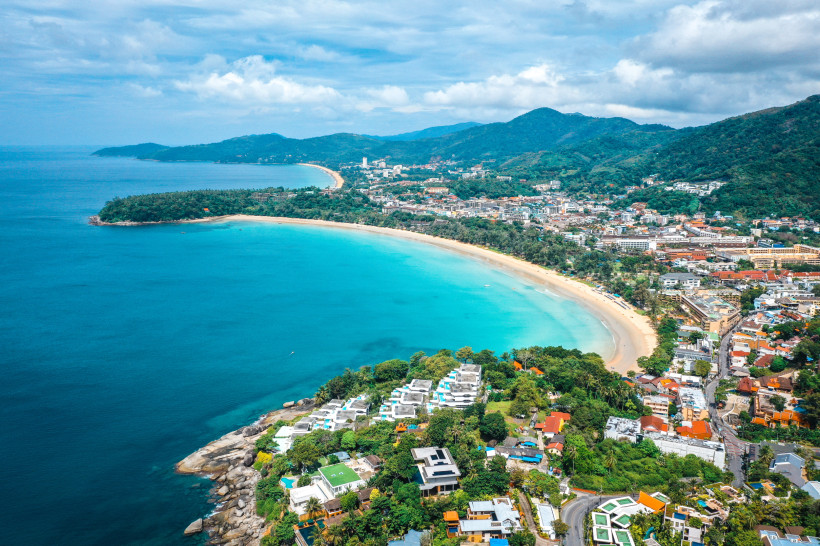 Luftaufnahme vom Kata Beach auf Phuket mit weißem Sandstrand, türkisblauem Meer und grünen Bergen im Hintergrund – einer der schönsten Strände Thailands 2025/2026.