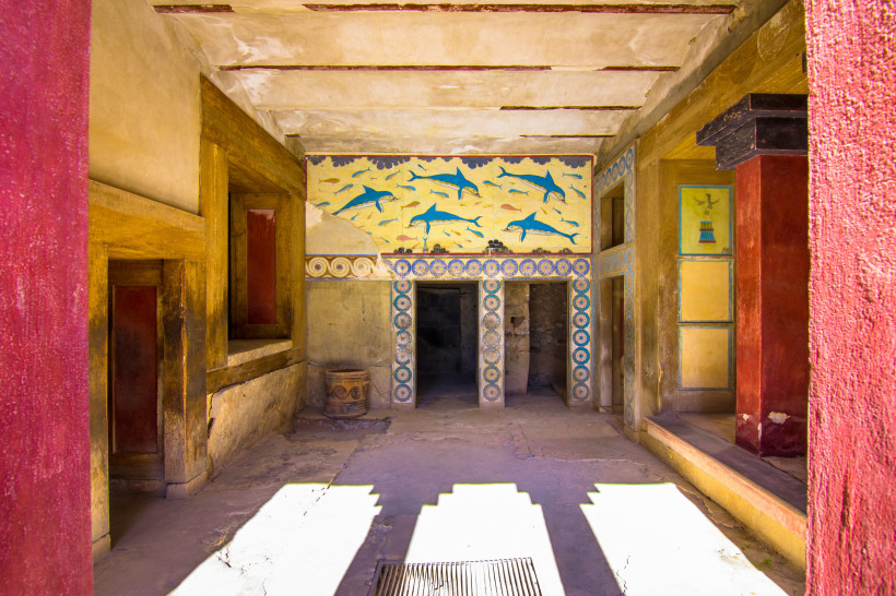 Innenraum im Palast von Knossos mit bemalten Säulen und Delfin-Wandmalerei