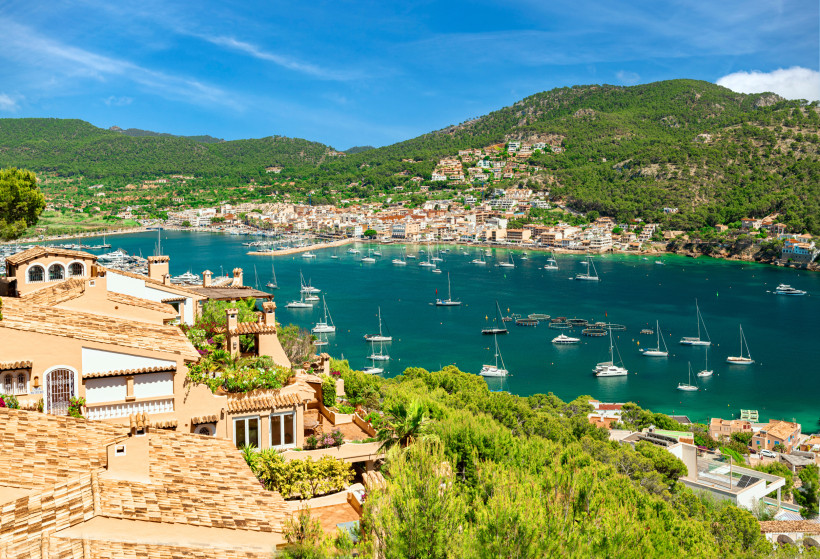 Blick auf die Bucht von Port Andratx mit Yachthafen, Segelbooten und Ortschaft am Hang