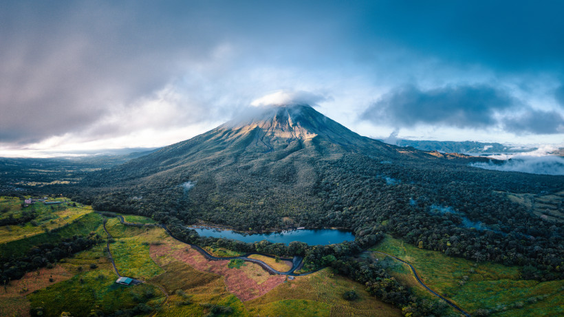 Vulkan Arenal mit Regenwald und Kratersee – Costa Rica Panorama des Vulkans Arenal in Costa Rica mit dichtem Regenwald, Kratersee und Wolkenformationen – beeindruckende Naturkulisse in Mittelamerika