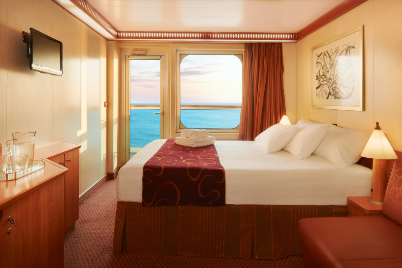 Costa Fascinosa Balkonkabine mit Doppelbett, Balkonzugang und Meerblick Balkonkabine auf der Costa Fascinosa mit Doppelbett und Blick aufs Meer