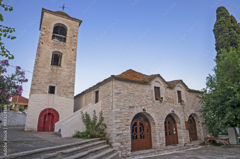 Historische Steinkirche mit Glockenturm, Rundbögen und Natursteinfassade in einem traditionellen Dorf auf der griechischen Insel Rhodos