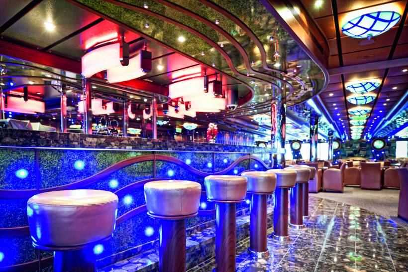 Costa Fascinosa – Grand Bar Topkapi Grand Bar Topkapi auf der Costa Fascinosa mit beleuchteter Theke, Barhockern und Spiegeldecke