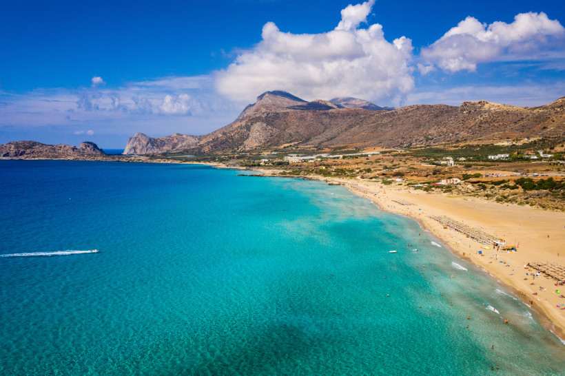 Falassarna Beach: Sandstrand und türkisfarbenes Meer vor bergiger Küstenlandschaft Küstenansicht des Falassarna Beach mit türkisfarbenem Meer, Sandstrand und Bergen im Hintergrund
