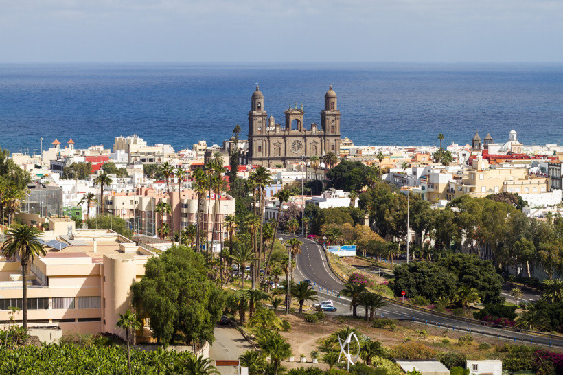 Blick über Las Palmas de Gran Canaria mit der Kathedrale Santa Ana und dem Atlantik im Hintergrund