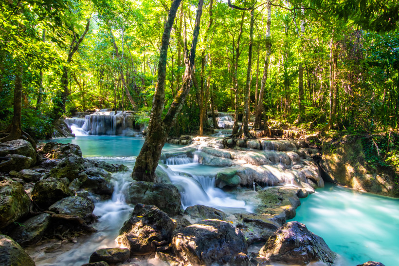 Erawan Nationalpark – Mehrstufige Wasserfälle in smaragdgrüner Natur Mehrstufige Erawan-Wasserfälle im Erawan Nationalpark in Thailand mit türkisfarbenen Naturpools, Felsen und dichtem tropischen Wald.