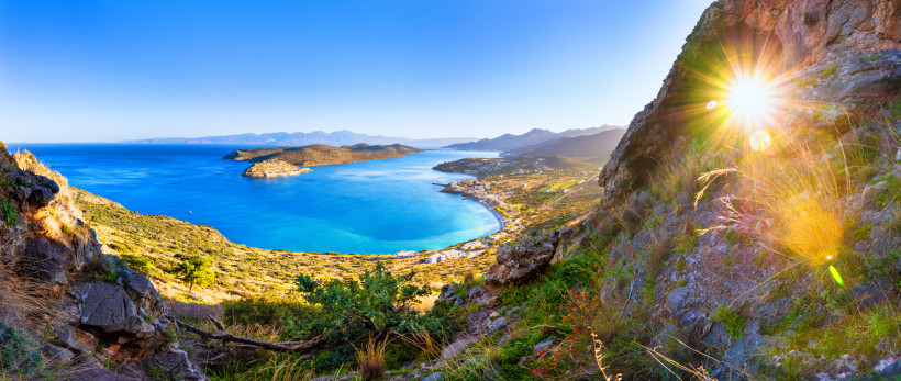 Elounda auf Kreta mit Spinalonga – Küstenbucht und Insel im Blick Blick über die Bucht von Elounda mit der Insel Spinalonga im Hintergrund, Kreta