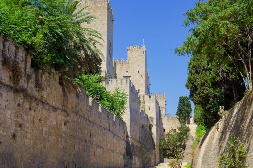 Mittelalterliche Stadtmauer der Altstadt von Rhodos mit Türmen, Palmen und historischem Wehrgang – UNESCO-Weltkulturerbe