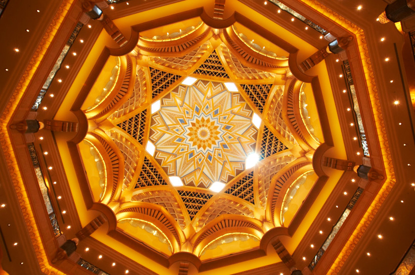 Prunkvolle goldene Deckenkuppel mit orientalischem Muster im Emirates Palace Hotel in Abu Dhabi