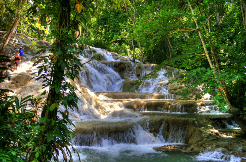 Dunn’s River Falls Jamaika – Wasserfall in Ocho Rios Dunn’s River Falls in Ocho Rios, Jamaika – Wasserfall mit Kalksteinterrassen im tropischen Regenwald.