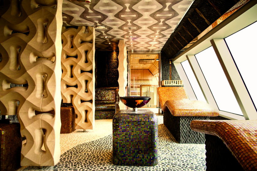 Costa Diadema – Ruhebereich im Samsara Spa Ruhebereich im Samsara Spa der Costa Diadema mit Mosaikliegen und großen Panoramafenstern