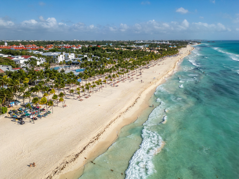 Luftaufnahme von Playa del Carmen in Mexiko mit langem Sandstrand, Palmen, Resorts und türkisem Karibikmeer – beliebtes Reiseziel 2025/2026