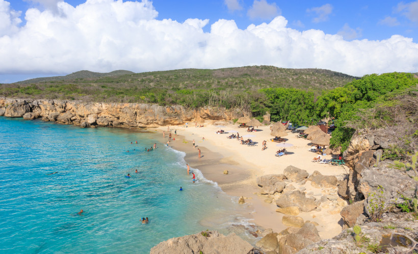 Kleine Knip Strand auf Curaçao – Badeparadies in der Karibik Luftaufnahme vom Playa Kleine Knip auf Curaçao mit Badegästen, weißem Sandstrand, türkisfarbenem Wasser und Felsküste