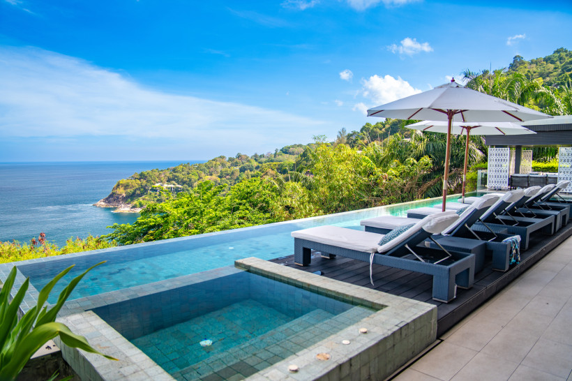 Luxusresort in Thailand – Infinity-Pool mit Meerblick auf einer tropischen Insel Infinity-Pool eines exklusiven Strandresorts in Thailand mit Blick auf Meer und tropische Landschaft – ideal für einen luxuriösen Inselurlaub.