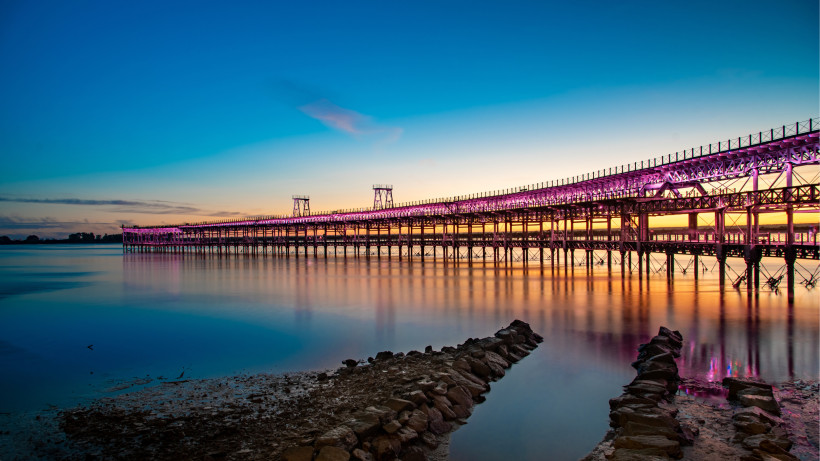 Erzverladeanlage des Bergbauunternehmens Rio Tinto in Huelva bei Sonnenuntergang
